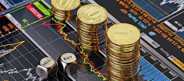 Стопки десятирублевых монет на экране с биржевыми графиками - Sputnik Afrique