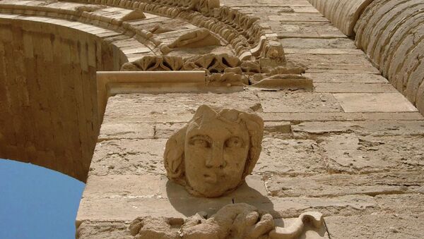 The face of a woman stares down at visitors in the Hatra ruins, 320 kilometers (200 miles) north of Baghdad, Iraq (2005). - Sputnik Afrique
