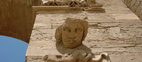 The face of a woman stares down at visitors in the Hatra ruins, 320 kilometers (200 miles) north of Baghdad, Iraq (2005). - Sputnik Afrique