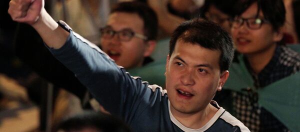 Activists shouting slogans take part in a sit-in to mark the one-year anniversary of the start of the Sunflower Movement outside the Legislative Yuan in Taipei - Sputnik Afrique