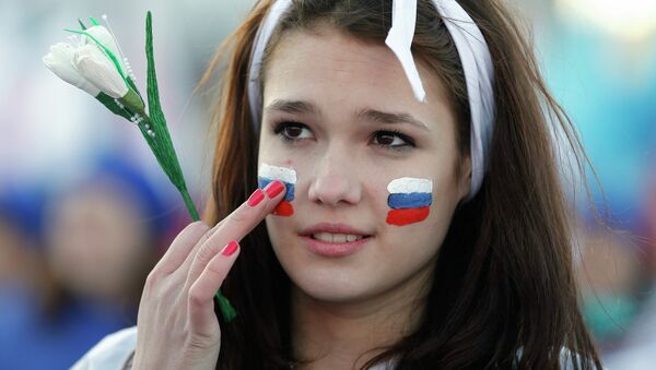 A girl with Russian national flags painted on her cheeks takes part in celebrations marking the one-year anniversary of Crimea voting to leave Ukraine, in central Simferopol March 16, 2015. - Sputnik Afrique