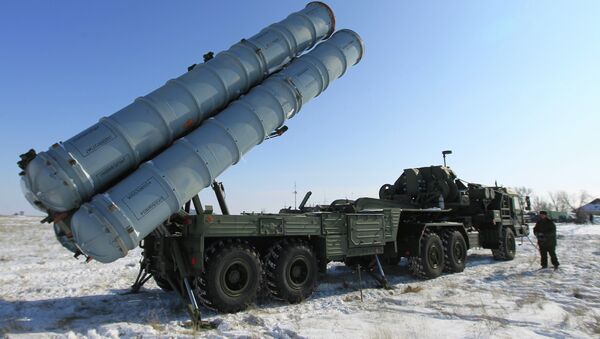 Подготовка к передаче второго полкового комплекта зенитного-ракетного комплекса С-400 Триумф на вооружение российской армии - Sputnik Afrique