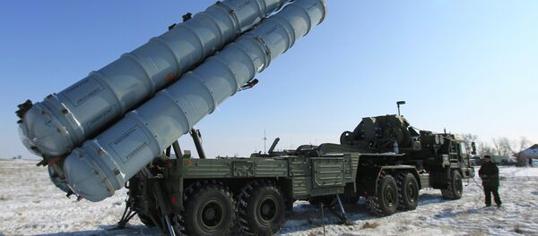 Подготовка к передаче второго полкового комплекта зенитного-ракетного комплекса С-400 Триумф на вооружение российской армии - Sputnik Afrique