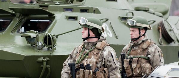 Servicemen of police units and the National Guard of Ukraine stay on the line by their armored cars during the parade prior to the first patrolling in the strengthened mode in northeastern Ukrainian city of Kharkiv on January 22, 2015. - Sputnik Afrique
