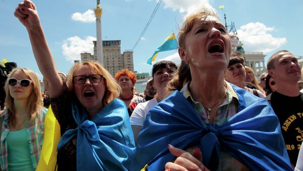 People shout slogans during a rally in Independence Square in Kiev, Ukraine, Sunday, June 29, 2014 - Sputnik Afrique