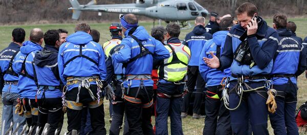 French Police and Gendarmerie Alpine rescue units gather on a field as they prepare to reach the crash site of an Airbus A320, near Seyne-les-Alpes, in the French Alps, March 24, 2015. - Sputnik Afrique