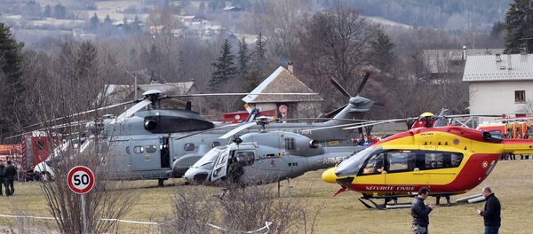 Helicopters of the French Air Force (back) and civil security services are seen in Seyne, south-eastern France, on March 24, 2015, near the site where a Germanwings Airbus A320 crashed in the French Alps. - Sputnik Afrique