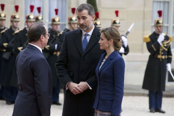 Президент Франции Франсуа Олланд, король Испании Фелипе VI и королева Летиция в Елисейском дворце в Париже - Sputnik Afrique