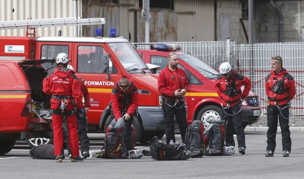 Французские пожарные готовятся к полету на место крушения Аэробуса А320 во французских Альпах - Sputnik Afrique