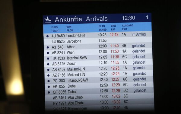Табло прилетов в аэропорту Дюссельдорфа - Sputnik Afrique