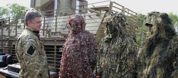 Президент Украины П.Порошенко посетил штаб Нацгвардии в Донецкой области - Sputnik Afrique