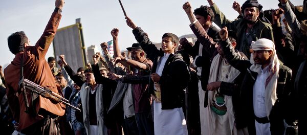 Houthi Shiite Yemenis chant slogans during a rally to show support for their comrades in Sanaa, Yemen, Wednesday, Jan. 28, 2015 - Sputnik Afrique