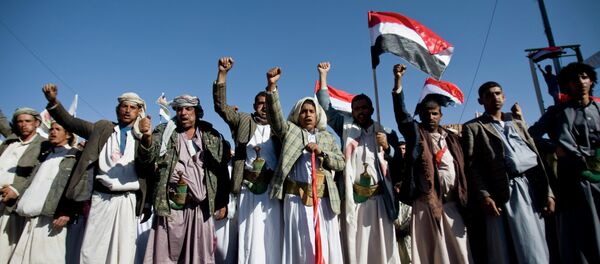 Houthi Shia Yemenis chant slogans during a rally to show support for their comrades in Sanaa, Yemen. - Sputnik Afrique