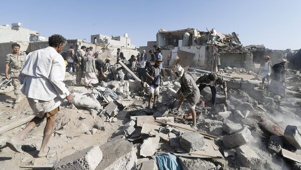 People search for survivors under the rubble of houses destroyed by an air strike near Sanaa Airport March 26, 2015. - Sputnik Afrique