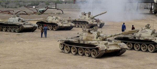 Военные, поддерживающие президента Йемена Абд Раббу Мансур Хади, занимают позиции на авиационной базе аль-Анад в Йемене - Sputnik Afrique