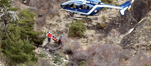 A French gendarme helicopter flies over the crash site of an Airbus A320, near Seyne-les-Alpes, March 25, 2015. - Sputnik Afrique