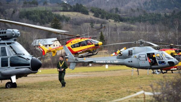 Helicopters of the French Air Force (back) and civil security services are seen in Seyne, south-eastern France, on March 24, 2015, near the site where a Germanwings Airbus A320 crashed in the French Alps. - Sputnik Afrique