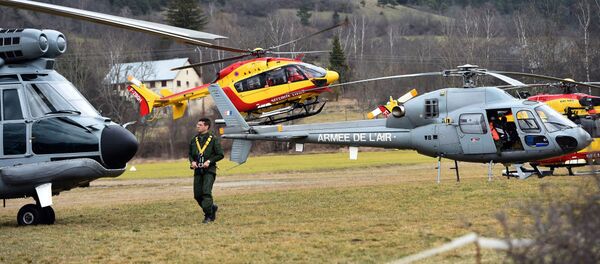 Helicopters of the French Air Force (back) and civil security services are seen in Seyne, south-eastern France, on March 24, 2015, near the site where a Germanwings Airbus A320 crashed in the French Alps. - Sputnik Afrique