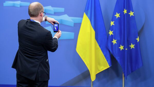 Drapeaux de l'Ukraine et de l'UE - Sputnik Afrique