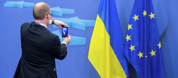 Drapeaux de l'Ukraine et de l'UE - Sputnik Afrique