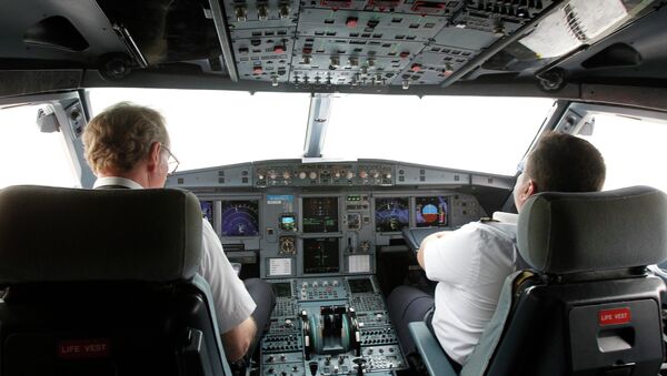 Pilots sit at the cockpit of a VietJet A320 airplane before departure for Bangkok in this September 25, 2013 file photo. - Sputnik Afrique