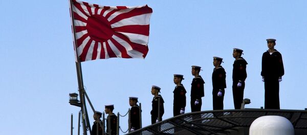 Моряки стоят на палубе вертолетоносца Идзумо в порту Иокогама - Sputnik Afrique
