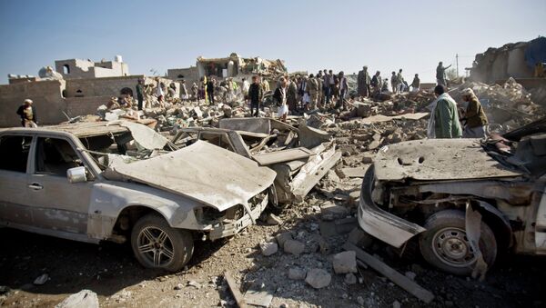 Les gens cherchent des survivants sous les décombres des maisons détruites par les frappes aériennes saoudiennes près de l'aéroport de Sanaa, au Yémen, - Sputnik Afrique