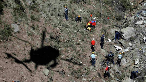 French gendarmes and investigators work amongst the debris of the Airbus A320 at the site of the crash, near Seyne-les-Alpes, French Alps March 26, 2015 - Sputnik Afrique