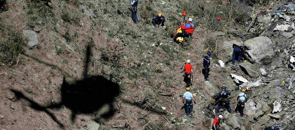 French gendarmes and investigators work amongst the debris of the Airbus A320 at the site of the crash, near Seyne-les-Alpes, French Alps March 26, 2015 - Sputnik Afrique