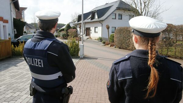 Police hold media away from the house where Andreas Lubitz lived in Montabaur, Germany, Thursday, March 26, 2015. - Sputnik Afrique
