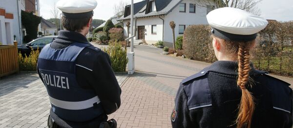 Police hold media away from the house where Andreas Lubitz lived in Montabaur, Germany, Thursday, March 26, 2015. - Sputnik Afrique