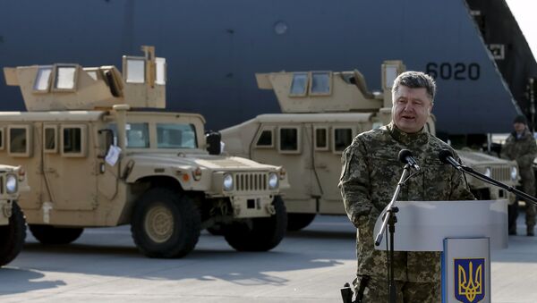 Ukraine's President Petro Poroshenko speaks during a welcome ceremony for first plane from United State with non-lethal aid including ten Humvee vehicles to Ukraine at Borispol airport near Kiev, March 25, 2015. - Sputnik Afrique