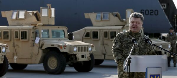 Ukraine's President Petro Poroshenko speaks during a welcome ceremony for first plane from United State with non-lethal aid including ten Humvee vehicles to Ukraine at Borispol airport near Kiev, March 25, 2015. - Sputnik Afrique