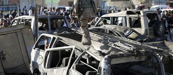 Обгоревшие автомобили вследствие авиаудара по Сане - Sputnik Afrique