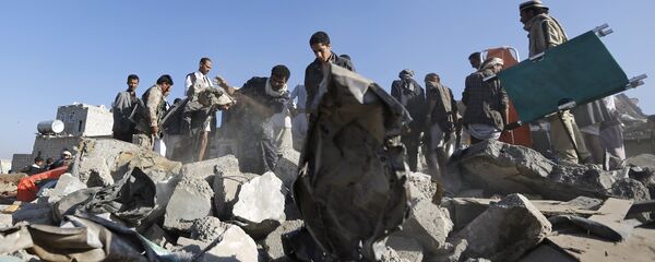 People search for survivors under the rubble of houses destroyed by an air strike near Sanaa Airport March 26, 2015. - Sputnik Afrique