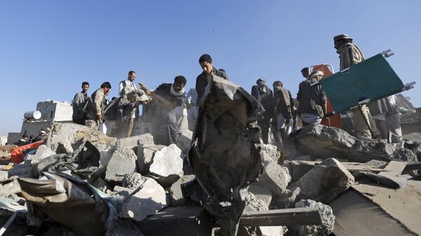 People search for survivors under the rubble of houses destroyed by an air strike near Sanaa Airport March 26, 2015. - Sputnik Afrique