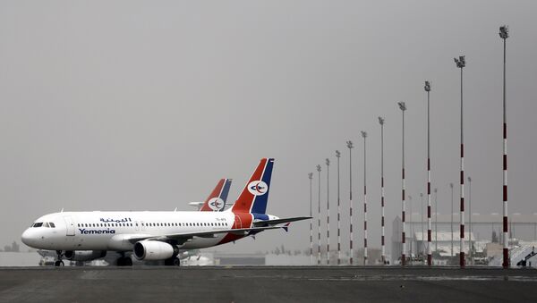 A Yemenia Airways Airbus A320 aircraft is pictured at the Sanaa Airport March 28, 2015 - Sputnik Afrique