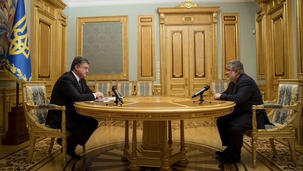 Ukrainian President Petro Poroshenko (L) listens to oligarch Ihor Kolomoisky during their meeting in Kiev March 25, 2015 - Sputnik Afrique