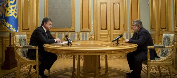 Ukrainian President Petro Poroshenko (L) listens to oligarch Ihor Kolomoisky during their meeting in Kiev March 25, 2015 - Sputnik Afrique