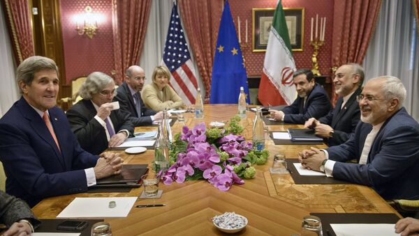 U.S. Secretary of State John Kerry (L), U.S. Secretary of Energy Ernest Moniz (2nd L), the head of the Iranian Atomic Energy Organization Ali Akbar Salehi (2nd R) and Iranian Foreign Minister Javad Zarif (R) wait with others for a meeting at the Beau Rivage Palace Hotel March 28, 2015, in Lausanne - Sputnik Afrique