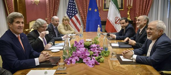 U.S. Secretary of State John Kerry (L), U.S. Secretary of Energy Ernest Moniz (2nd L), the head of the Iranian Atomic Energy Organization Ali Akbar Salehi (2nd R) and Iranian Foreign Minister Javad Zarif (R) wait with others for a meeting at the Beau Rivage Palace Hotel March 28, 2015, in Lausanne - Sputnik Afrique