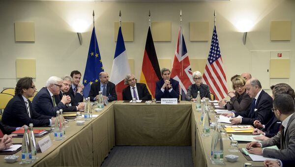 German Foreign Minister Frank Walter Steinmeier (2nd-L), US Secretary of Energy Ernest Moniz (C-L), US Secretary of State John Kerry (C), US Under Secretary for Political Affairs Wendy Sherman (C-R), and French Foreign Minister Laurent Fabius (R) wait for the start of a trilateral meeting at the Beau Rivage Palace Hotel in Lausanne March 28, 2015. - Sputnik Afrique