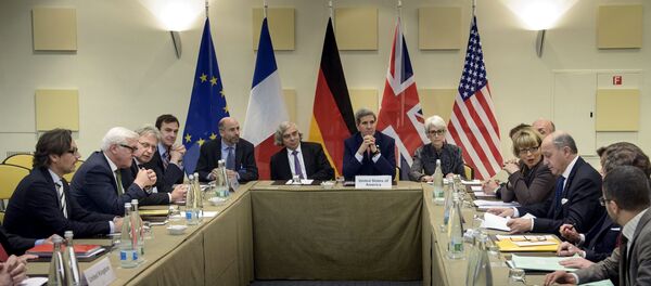 German Foreign Minister Frank Walter Steinmeier (2nd-L), US Secretary of Energy Ernest Moniz (C-L), US Secretary of State John Kerry (C), US Under Secretary for Political Affairs Wendy Sherman (C-R), and French Foreign Minister Laurent Fabius (R) wait for the start of a trilateral meeting at the Beau Rivage Palace Hotel in Lausanne March 28, 2015. - Sputnik Afrique