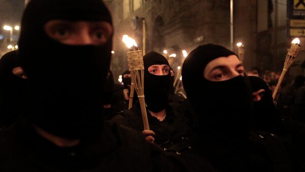 With their faces covered and carrying burning torches, Ukrainian nationalists attempt to march to Kiev's Independence Square to honor the so called Heavenly Hundred, the protesters who were killed in clashes with police in February 2014, in Kiev, Ukraine, Tuesday, April 29, 2014 - Sputnik Afrique
