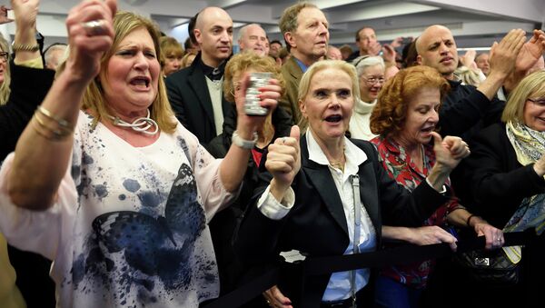 Supporters of the French UMP party celebrate after the anouncement of results of the French departementales elections on March 29, 2015 - Sputnik Afrique