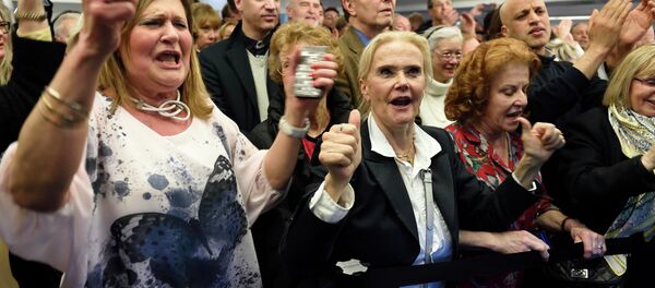 Supporters of the French UMP party celebrate after the anouncement of results of the French departementales elections on March 29, 2015 - Sputnik Afrique
