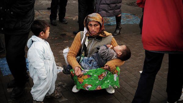Цыганка с детьми на одной из улиц Санкт-Петербурга - Sputnik Afrique