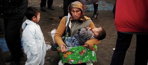 Цыганка с детьми на одной из улиц Санкт-Петербурга - Sputnik Afrique