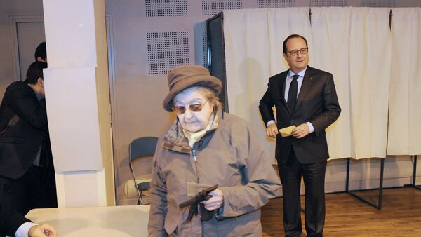 An elderly voter and French President Francois Hollande wait to cast their ballots during the second round of the French departementales elections on March 29, 2015 - Sputnik Afrique