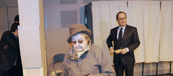 An elderly voter and French President Francois Hollande wait to cast their ballots during the second round of the French departementales elections on March 29, 2015 - Sputnik Afrique